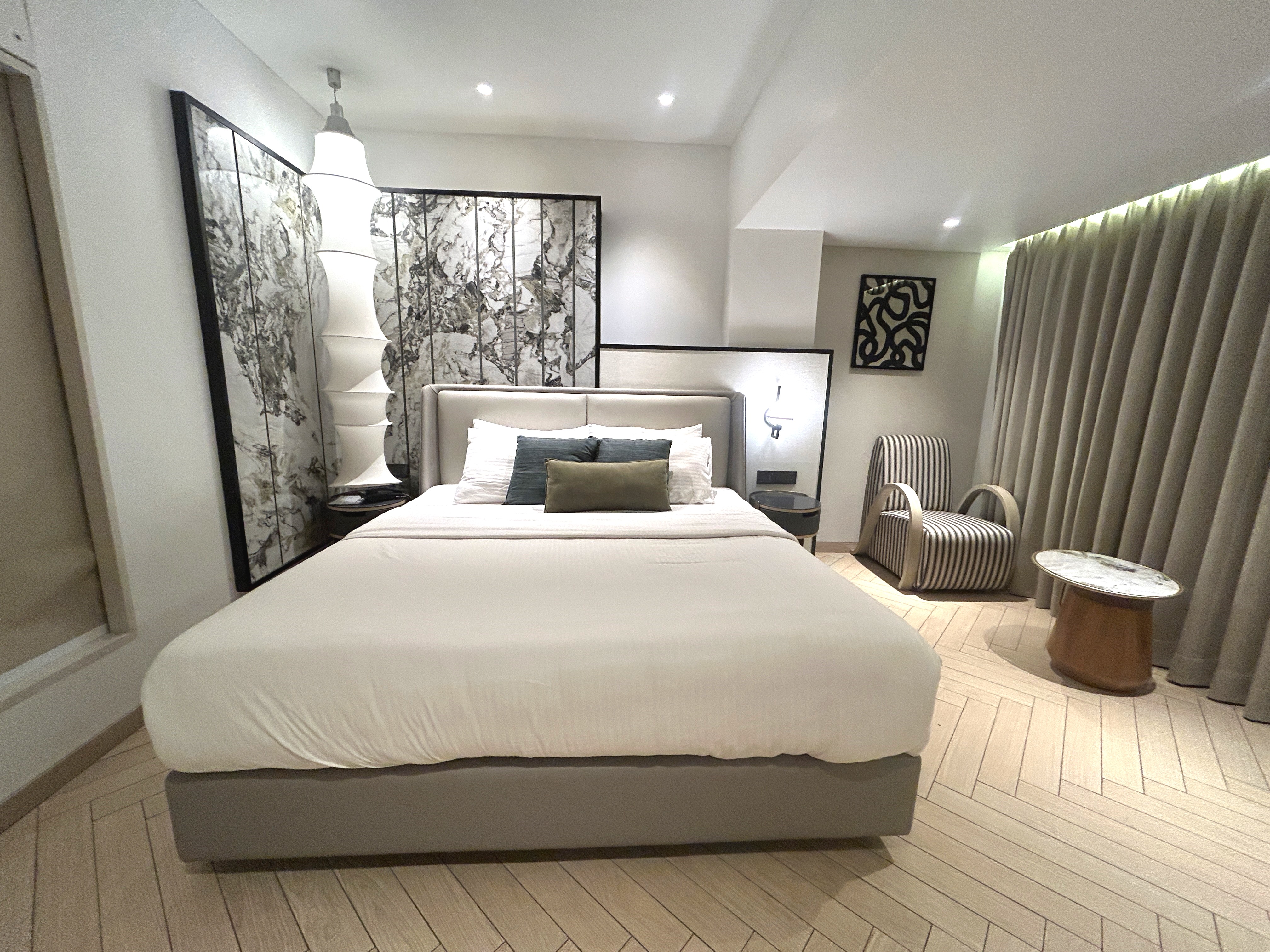 DELUXE SUITE ROOMSUITE ROOM